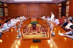 Thường trực Ban Bí thư Đinh Thế Huynh tiếp đoàn đại biểu Đảng uỷ ngoài nước. (Ảnh: Nguyễn Dân/TTXVN)