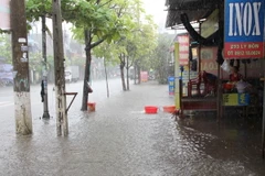 Nước mưa tràn vào nhà dân trên đường Lý Bôn, thành phố Thái Bình. (Ảnh: Xuân Tiến/TTXVN)