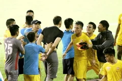 Thua nghẹt thở Cần Thơ, cầu thủ Hải Phòng suýt ẩu đả trên sân