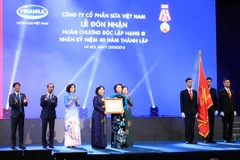 Chủ tịch Quốc hội Nguyễn Thị Kim Ngân trao Huân chương Độc lập hạng 3 cho Công ty Cổ phần Sữa Việt Nam. (Ảnh: Anh Tuấn/TTXVN)