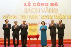 Chủ tịch Quốc hội Nguyễn Thị Kim Ngân, Chủ tịch MTTQ Việt Nam Nguyễn Thiện Nhân và các đại biểu tại Lễ công bố Sách Vàng Việt Nam 2016. (Ảnh: Trọng Đức/TTXVN)