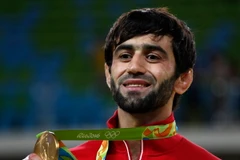 Vận động viên Beslan Mudranov cùng tấm Huy chương Vàng Olympic 2016. (Nguồn: EPA/TTXVN)