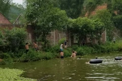 Hà Tĩnh: Dạy con tập bơi dưới ao cá, 2 bố con cùng chết đuối