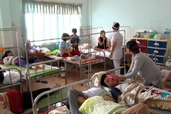 Bệnh viện quá tải do dịch bệnh sốt xuất huyết bùng phát. (Ảnh: Hoài Nam/TTXVN)