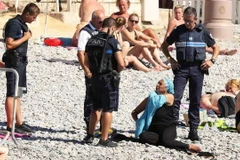 Cảnh sát Pháp yêu cầu một phụ nữ cởi bỏ bộ đồ bơi burkini. (Nguồn: msn.com)