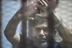 Tổng thống Ai Cập bị phế truất Mohamed Morsi tại phiên tòa ở Cairo ngày 16/5. (Nguồn: AFP/TTXVN)