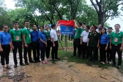 Các thủ khoa xuất sắc cùng các đại biểu trồng tặng cây xanh tại Đền Và. (Ảnh: Kim Chung/TTXVN)