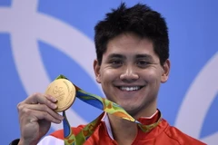 Joseph Schooling với tấm Huy chương Vàng Olympic đầu tiên. (Nguồn: AFP/TTXVN)