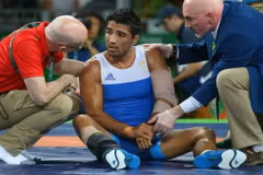 Các bác sỹ đang chăm sóc cho đô vật Talgat Ilyasov. (Nguồn: Getty Images)