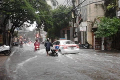 Phố Tô Vĩnh Diện, quận Thanh Xuân bị ngập nặngtrong chiều 19/8. (Ảnh: Mạnh Khánh/TTXVN)