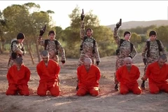 Hình ảnh từ đoạn video của IS. (Nguồn: dailymail.co.uk)