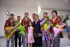Lễ đón xạ thủ Hoàng Xuân Vinh tại sân bay Nội Bài. (Ảnh: Minh Sơn/Vietnam+)