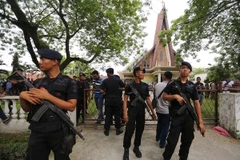 Cảnh sát gác tại nhà thờ sau vụ tấn công. (Nguồn: AFP/TTXVN)