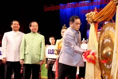 Thủ tướng Thongsinh Thammavong đánh chiêng khai mạc Liên hoan. (Ảnh: Hoàng Chương/Vietnam+)