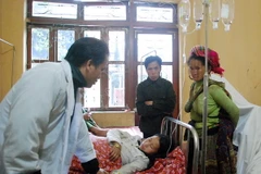 Bệnh nhân Trư đang được chăm sóc tại Bệnh viện đa khoa huyện Trạm Tấu. (Ảnh: Trung Kiên/TTXVN)
