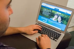 Nhà Trắng kêu gọi người dân đăng ký bảo hiểm qua mạng