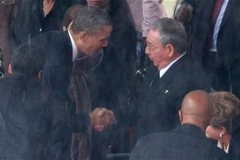 Cái bắt tay lịch sử trong lễ tang cố Tổng thống Mandela