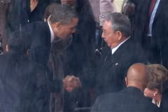 Cái bắt tay lịch sử trong lễ tang cố Tổng thống Mandela