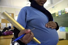 Một học sinh mang thai đang theo học tại Trường học thuộc Bệnh viện Pretoria, Nam Phi, nơi chuyên giảng dạy cho các bà mẹ ở độ tuổi vị thành niên. (Nguồn: AFP)
