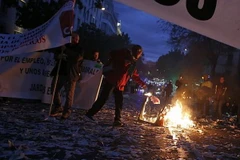 Thủ đô Madrid ngập rác vì công nhân vệ sinh bãi công