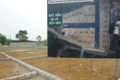 Một tấm biển giới thiệu về khu đất để hấp dẫn người mua ở một khu vực ngoại thành Hà Nội. (Nguồn ảnh: TTXVN)