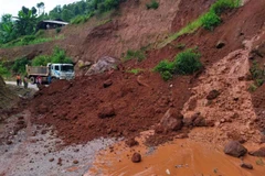 Đoạn đường bị sạt lở đất làm ách tác giao thông tại huyện Tân Uyên, tỉnh Lai Châu. (Ảnh: TTXVN phát)