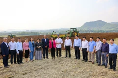 Phó Chủ tịch nước cùng đoàn công tác đi thăm cánh đồng nguyên liệu khổng lồ với cánh tay tưới tự động của TH. (Ảnh: MS/Vietnam+)