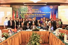 Các đại biểu đến từ 9 nước thành viên chụp ảnh lưu niệm tại hội nghị. (Nguồn: BTNMT)