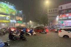 Nhiều tuyến đường chính của Đà Nẵng ngập sâu, người dân di chuyển khó khăn. (Ảnh: Văn Dũng/TTXVN)