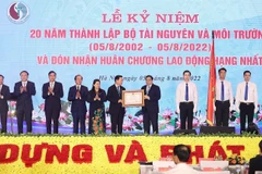 Thủ tướng Phạm Minh Chính trao Huân chương Lao động hạng Nhất cho Bộ Tài nguyên và Môi trường. (Ảnh: Dương Giang/TTXVN)