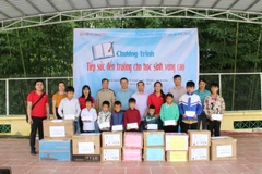Báo Điện tử VietnamPlus “Tiếp sức đến trường cho học sinh vùng cao” tại các huyện biên giới Bảo Lạc, tỉnh Cao Bằng. (Ảnh: PV/Vietnam+)