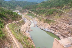 Khu vực hồ thủy điện Bản Vẽ ở tỉnh Nghệ An từng khô cạn tới trơ đáy do nắng nóng kéo dài liên tục và nước thượng nguồn đổ về lòng hồ ít. (Ảnh: Nguyễn Oanh/TTXVN)