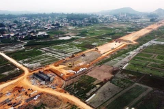 Nhà thầu thi công đoạn tuyến cao tốc Bắc-Nam phía Đông. (Ảnh: Huy Hùng/Vietnam+)