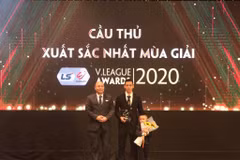 Nguyễn Văn Quyết giành giải Cầu thủ xuất sắc nhất V-League 2020. (Ảnh: CTV/Vietnam+)