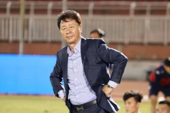 HLV Chung Hae Seong không trách thủ môn Bùi Tiến Dũng sau những sai lầm. (Ảnh: CLB TP.HCM)