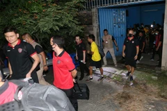 Đặng Văn Lâm cùng Muang Thong United ra về sau khi trận đấu bị hủy vì sự cố mất điện. (Ảnh: SiamSport) 