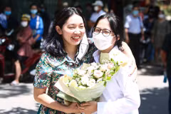 Một phụ huynh tặng hoa chúc mừng con gái hoàn thành tốt bài thi môn tổ hợp. (Ảnh: Phúc Tá/Vietnam+)