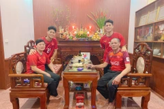 Trung vệ Đình Trọng cùng gia đình gửi lời chúc mừng năm mới tới người hâm mộ trong thời khắc giao thừa. (Ảnh: FBNV)