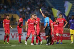 Cầu thủ Bình Dương phản ứng gay gắt với trọng tài chính Nguyễn Đình Thái ở trận đấu với Hà Nội FC tối 24/10. (Ảnh: Hiển Nguyễn/Vietnam+)