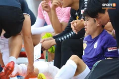 Duy Mạnh gặp chấn thương đầu gối ở trận Siêu cúp Quốc gia 2020. (Ảnh: Hoàng Tùng-Sport5)