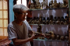 Nghệ nhân Phùng Đình Giáp với gần 60 năm làm nghề phỗng đất vẫn luôn đau đáu với nghề truyền thống của cha ông. (Ảnh: Diệp Anh/Vietnam+) 