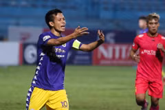 Cho rằng bị xử ép, Hà Nội FC lao vào sân phản đối gay gắt trọng tài