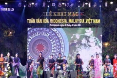 Trình diễn trang phục truyền thống Indonesi, Malaysia và Việt Nam tại lễ khai mạc. (Ảnh: Thu Hằng/TTXVN)