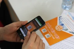 Quy trình xác thực chống hàng giả trên Khóa Việt Tiệp. (Ảnh: Doãn Đức/Vietjnam+)