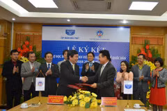 Tập đoàn Hòa Phát và Trường Đại học Kinh tế Quốc dân ký kết thỏa thuận tài trợ học bổng cho sinh viên. (Ảnh: HPG) 