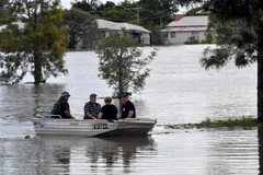 Người dân sơ tán khỏi vùng ngập lụt tại Lawrence, cách thị trấn Lismore của bang New South Wales (Australia) 70km, ngày 2/3/2022. (Ảnh minh họa: AFP/TTXVN)