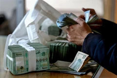 Nhân viên kiểm đồng bảng Liban tại văn phòng hối đoái ở Beirut. (Ảnh: AFP/TTXVN)