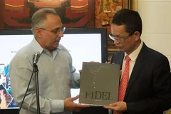 Đại sứ Cuba tại Argentina Pedro Pablo Prada tặng quà lưu niệm cho Đại sứ Việt Nam Dương Quốc Thanh tại buổi giao lưu. (Ảnh: Ngọc Tùng/TTXVN)