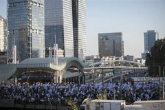 Người dân Israel tuần hành phản đối kế hoạch cải cách tư pháp của chính phủ tại Tel Aviv, ngày 27/3/2023. (Ảnh: THX/TTXVN)