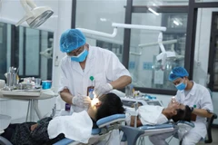 Khám chữa bệnh tại Chuyên Khoa Răng hàm mặt, Bệnh viện Đa khoa Sông Thương, Bắc Giang. (Ảnh minh họa: Danh Lam-TTXVN)